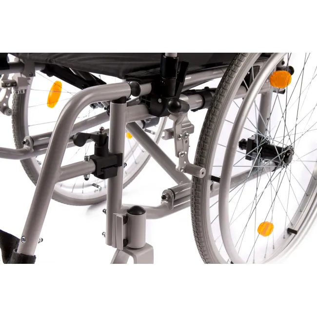 Scaun cu rotile pliabil, cotiere detasabile,  sarcina maxima 125 kg, garanție 24 luni - șezut 39 cm